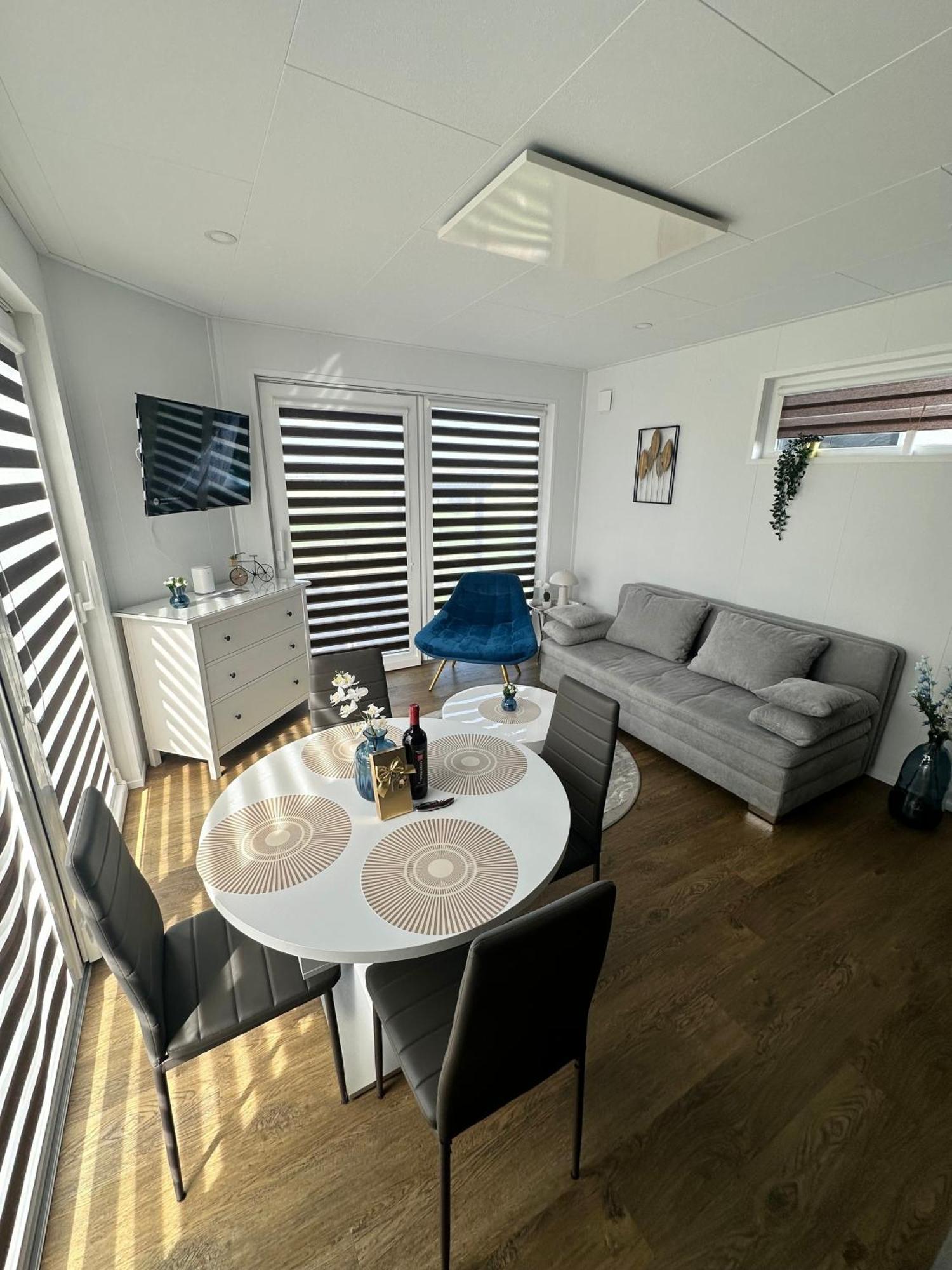 Ferienhaus Am Seepark -J&K Гох Екстериор снимка