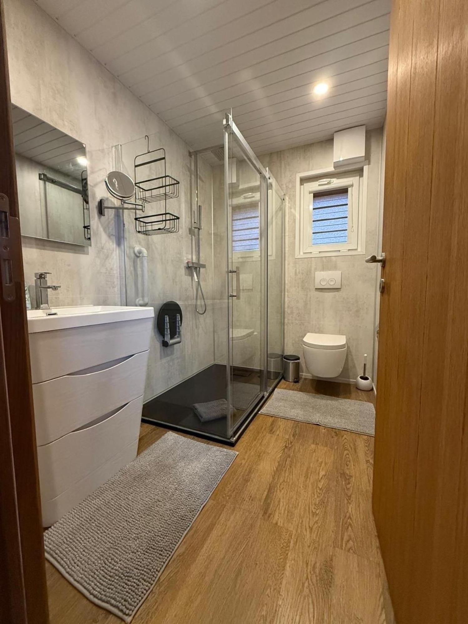 Ferienhaus Am Seepark -J&K Гох Екстериор снимка